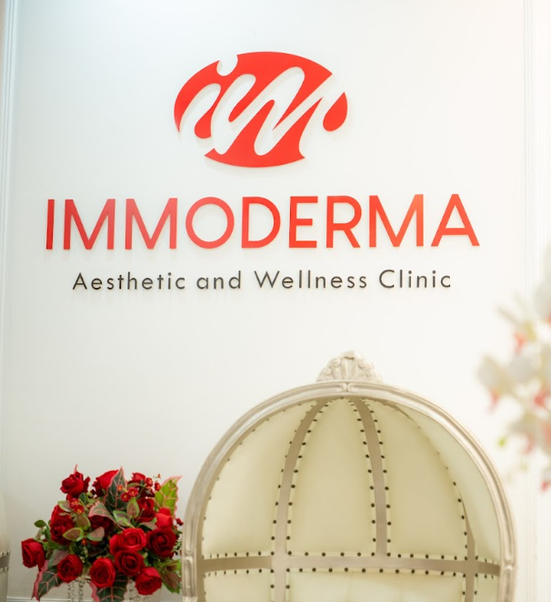Interior klinik Immoderma dengan identitas merah dan area konsultasi